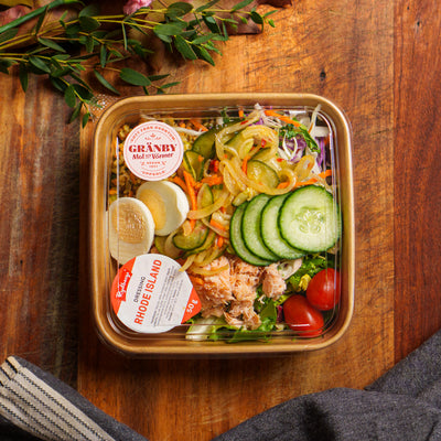 Laxsallad med bulgur och chilipicklade grönsaker