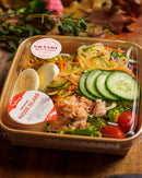 Laxsallad med bulgur och chilipicklade grönsaker