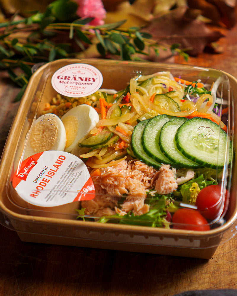 Laxsallad med bulgur och chilipicklade grönsaker