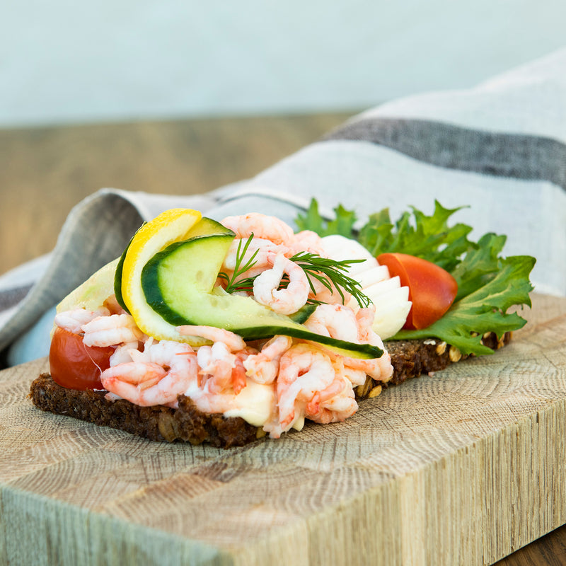 Lyxräkmacka mörkt rågbröd