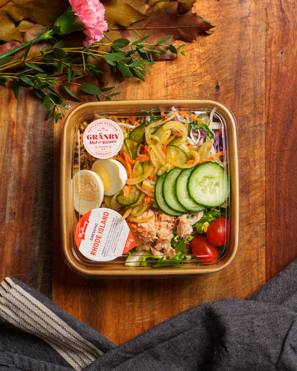 Laxsallad med bulgur och chilipicklade grönsaker