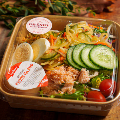 Laxsallad med bulgur och chilipicklade grönsaker